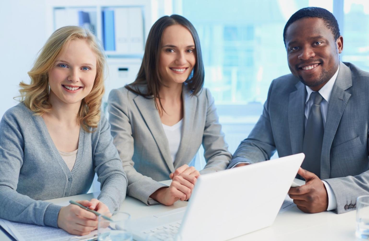 Consultor financeiro analisando gráficos e documentos durante sessão de planeamento